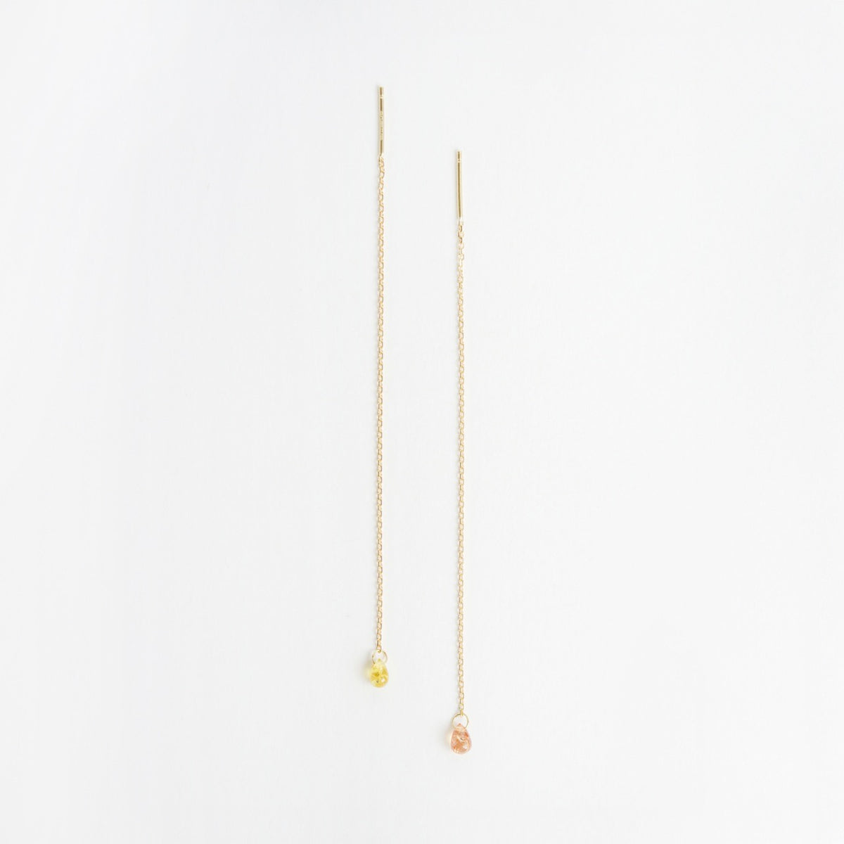 18ct yellow gold thread-through earrings featuring faceted sapphire briolettes in yellow and pink, 10cm long.