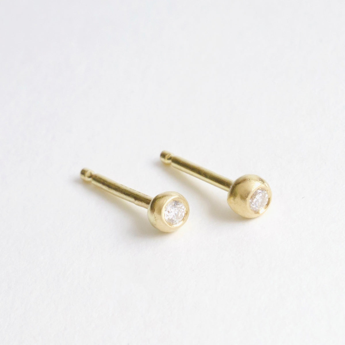 18ct yellow gold stud earrings with 3mm bobbles and sparkling diamonds, perfect for everyday wear.