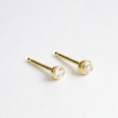 18ct yellow gold stud earrings with 3mm bobbles and sparkling diamonds, perfect for everyday wear.