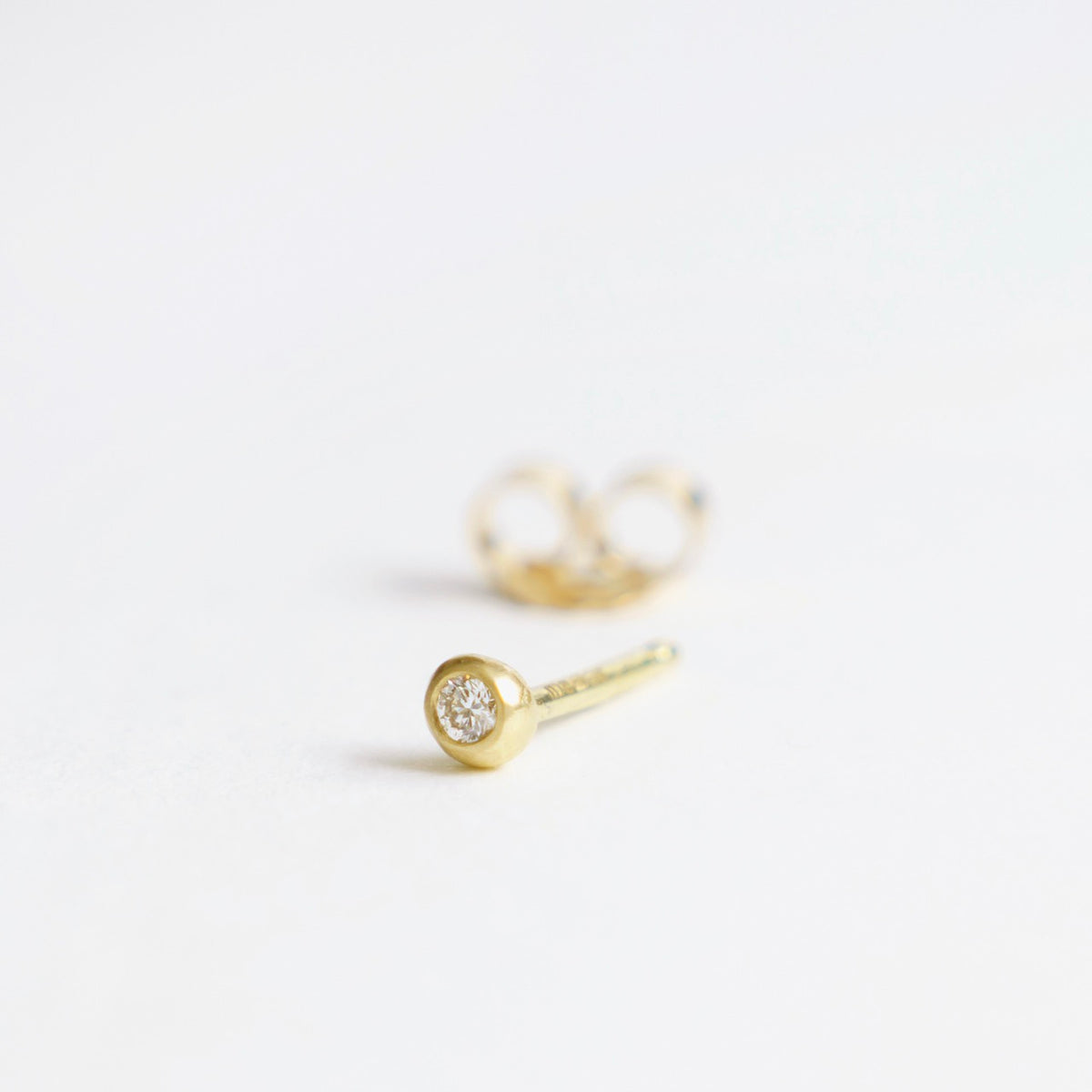 18ct yellow gold bobble studs featuring a 2mm diamond in a classic design, set with sparkling accents.